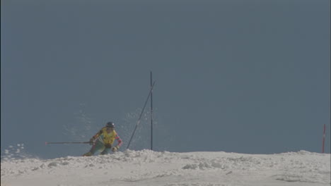 Esquiador-Alpino-Corriendo-Un-Curso-De-Descenso-4