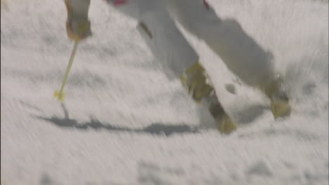 Ein-Skifahrer-Schnell-Um-Einen-Slalom