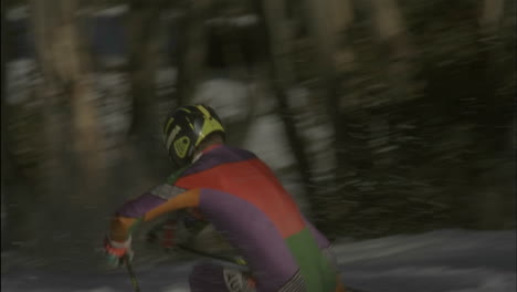 Esquiador-Alpino-Corriendo-Un-Curso-De-Descenso-9