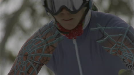 Eine-Skifahrerin-Setzt-Ihre-Skibrille-Auf,-Bevor-Sie-Die-Piste-Hinunterfährt