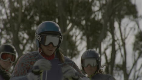 Eine-Skifahrerin-Startet-Von-Der-Startlinie