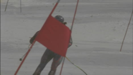 Esquiador-Alpino-Corriendo-Una-Pista-De-Descenso-13