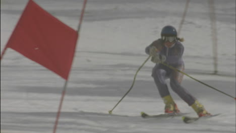 Esquiador-Alpino-Corriendo-Una-Pista-De-Descenso-15