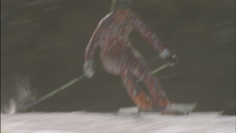 Esquiador-Alpino-Corriendo-Un-Curso-De-Descenso-19