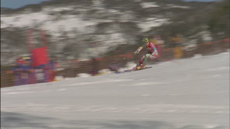 Un-Esquiador-Navega-Por-Un-Curso-De-Slalom-Cuesta-Abajo-2