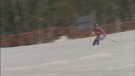 Ein-Skifahrer-Erreicht-Die-Ziellinie,-Während-Die-Leute-Zuschauen