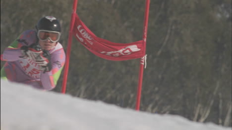 Esquiador-Alpino-Corriendo-Una-Pista-De-Descenso-23