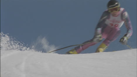 Ein-Wettbewerbsfähiger-Skifahrer-Fährt-Einen-Hügel-Hinunter-Und-Schneeflocken-Fliegen