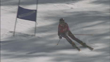 Esquiador-Alpino-Corriendo-Una-Pista-De-Descenso-29