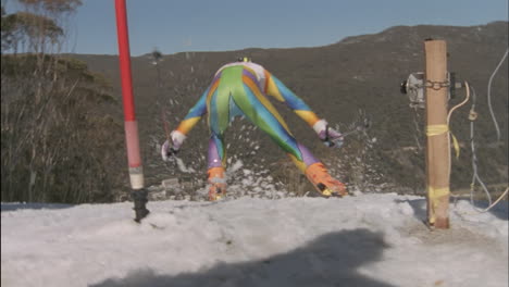 Un-Esquiador-Competitivo-Comienza-Una-Carrera-Cuesta-Abajo