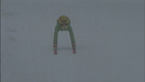 Un-Atleta-Esquia-Por-Una-Pendiente