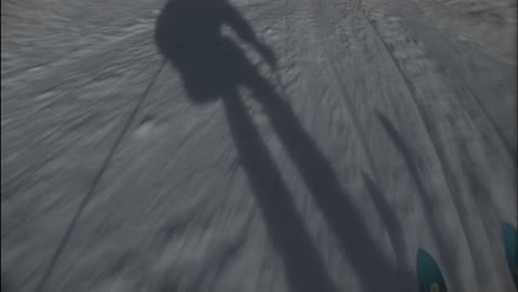Der-Schatten-Eines-Skifahrers-Eilt-Ihm-Den-Hügel-Hinunter