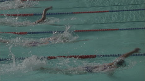 Frauen-Schwimmen-Bei-Einem-Wettkampf-über-Einen-Pool