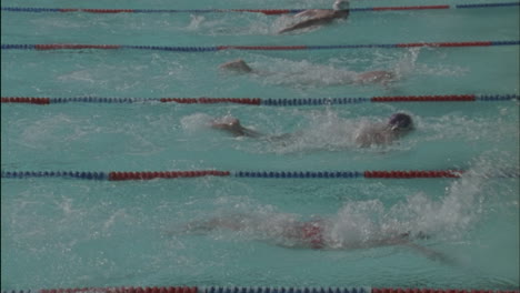 Männer-Laufen-In-Einem-Schwimmwettbewerb