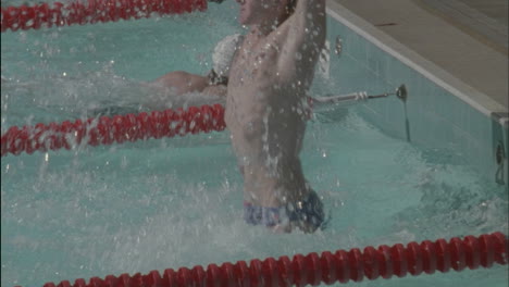 Ein-Mann-Wird-Erster-Bei-Einem-Schwimmwettbewerb