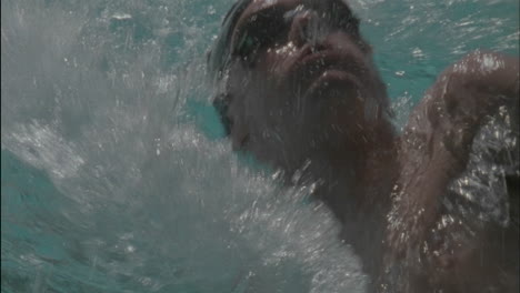 Ein-Mann-Schwimmt-Auf-Dem-Rücken-In-Einem-Pool