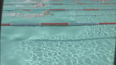 Weibliche-Schwimmer-Rennen-über-Einen-Pool-1