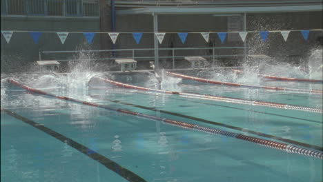 Frauen-Treten-In-Einem-Schwimmwettbewerb-An