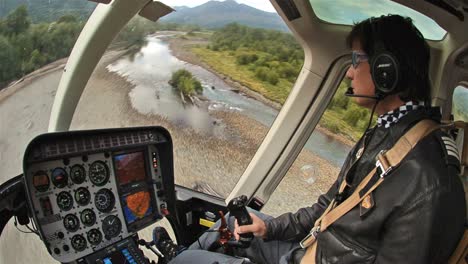 Pilot,-Der-Während-Eines-Fliegenfischenausflugs-In-Südchile-In-Einem-Hubschrauber-Vom-Huequi-Fluss-Abhebt