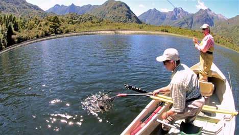 Bob-Goodman-Und-Jan-Albertz-Beim-Fliegenfischen-Auf-Dem-Caesar-Lake-Im-Parque-Nacional-Corcovado-In-Südchile