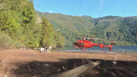 Helicóptero-Aterrizando-En-Una-Playa-En-El-Lago-Ceasar-En-El-Parque-Nacional-Corcovado-Durante-El-Viaje-De-Pesca-Con-Mosca-En-El-Sur-De-Chile.