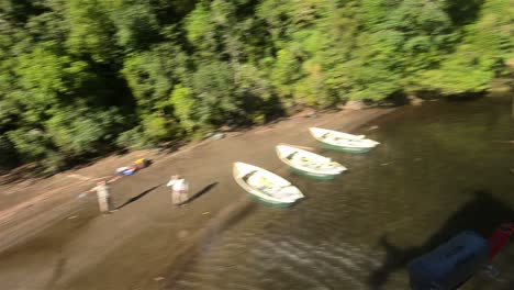 Vista-Aérea-De-Un-Helicóptero-Despegando-Desde-Una-Playa-En-El-Lago-Ceasar-En-El-Parque-Nacional-Corcovado