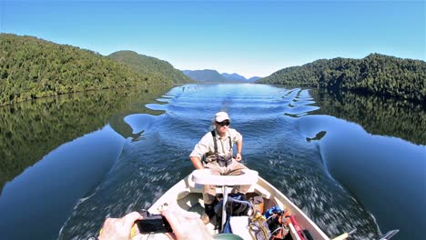 Guide-conduciendo-a-boat-on-Ceasar-Lake-in-Parque-Nacional-Corcovado-during-the-flyfishing-trip-in-Southern-Chile