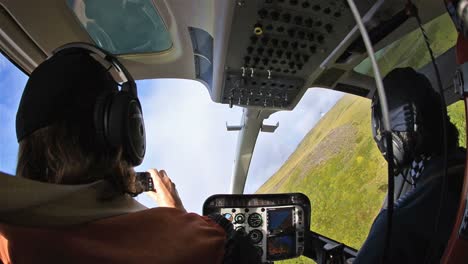 Passagier-Und-Pilot-In-Einem-Hubschrauber-Fliegen-über-Die-Tundra-Bei-Cerroes-Yanteles-Im-Parque-Nacional-Corcovado