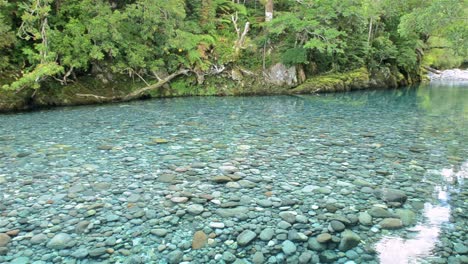 Das-Klare-Blaue-Wasser-Des-Huequi-Flusses-Im-Süden-Chiles-Schwenken