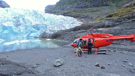 Passagiere,-Die-Nach-Einem-Helihiking-Abenteuer-Zum-Monte-Melimoyu-Gletscher-Im-Süden-Chiles-In-Einen-Hubschrauber-Geladen-Werden