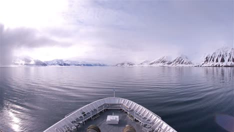 Punto-De-Vista-De-Proa-De-Un-Barco-Rompehielos-Navegando-A-Través-De-Aguas-Tranquilas-En-Woodfjorden-En-El-Archipiélago-De-Svalbard,-Noruega
