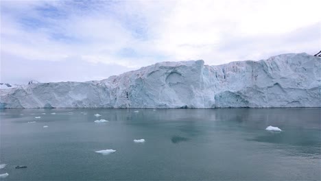 Panorámica-De-La-Cara-Del-Glaciar-Monacobreen-En-El-Archipiélago-De-Svalbard,-Noruega