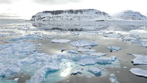 Sol-Reflejándose-En-Un-Paisaje-ártico-Moviéndose-A-Través-Del-Hielo-Marino-En-Lomfjorden-En-El-Archipiélago-De-Svalbard,-Noruega