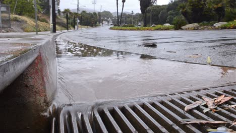 Wasser,-Das-Nach-Starkem-Regen-In-Ventura,-Kalifornien,-Eine-Straßenrinne-In-Einen-Gully-Fließt