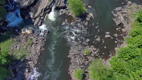 Panning-Antenne-Von-Esopus-Creek-Fällt-Auf-Den-Hudson-River-In-Der-Catskill-Region-Von-New-Yorkyo