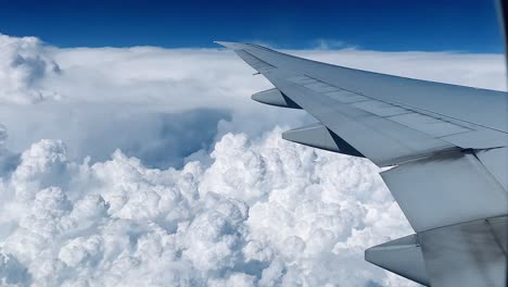 Sicht-Aus-Einem-Flugzeug,-Das-Hoch-über-Tropischen-Gewitterwolken-Und-Wolken-Fliegt