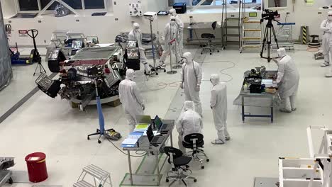 Wissenschaftler-Des-NASA-Jet-Propulsion-Laboratory-JPL-Arbeiten-Unter-Kontrollierten-Laborbedingungen,-Um-Den-Mars-Rover-2-Zu-Bauen-Und-Zu-Testen