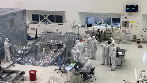 Wissenschaftler-Des-NASA-Jet-Propulsion-Laboratory-JPL-Arbeiten-Unter-Kontrollierten-Laborbedingungen,-Um-Den-Mars-Rover-4-Zu-Bauen-Und-Zu-Testen