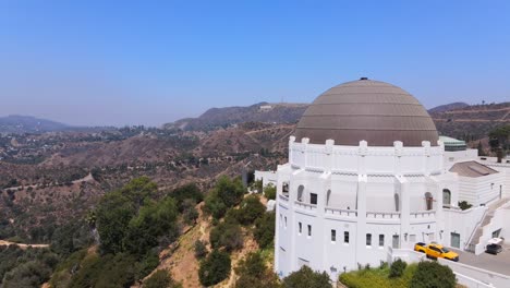 Vista-Aérea-Past-The-Griffith-Park-Observatory-Reveals-Hollywood-Sign-In-Distance-Los-Angeles-California