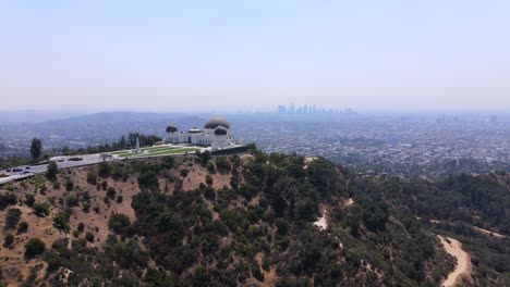 Gute-Aufsteigende-Antenne-Des-Griffith-Park-Observatory-Mit-Der-Stadt-Entfernt-Von-Los-Angeles