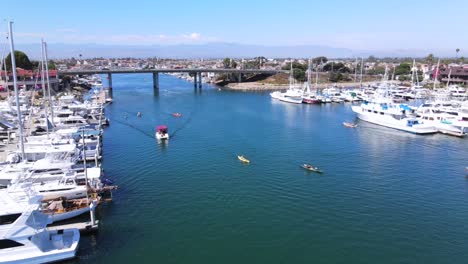 Steigende-Antenne-Von-Oxnard-Harbour-Mit-Booten,-Yachten-Und-Marina-Kalifornien-2