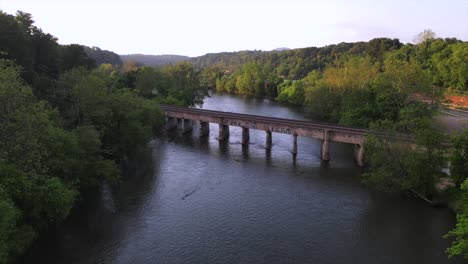 Antenne-über-Eisenbahnbrücke-über-Den-Französischen-Breiten-Fluss-In-Der-Nähe-Von-Asheville-North-Carolina?