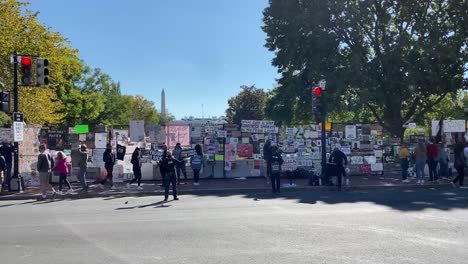 Autos-Fahren-An-Schwarzen-Leben-Vorbei,-Demonstranten-Und-Ihre-Schilder-In-Washington-DC