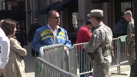Soldaten-Und-Militär-Bewachen-Den-Ort-Des-Bombenanschlags-Beim-Boston-Marathon