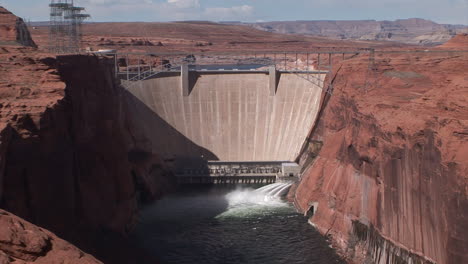 Suministros-De-Agua-De-Emergencia-Se-Liberan-De-La-Presa-De-Glen-Canyon-6