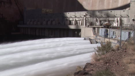 Suministros-De-Agua-De-Emergencia-Se-Liberan-De-La-Presa-De-Glen-Canyon-10