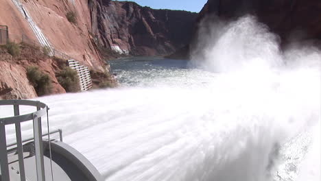 Suministros-De-Agua-De-Emergencia-Se-Liberan-De-La-Presa-Del-Cañón-Glen