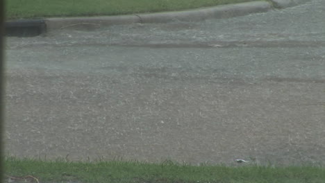 Una-Tormenta-Torrencial-Cae-En-Un-Barrio-Suburbano-1