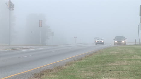 Autos-Fahren-Im-Nebel-Auf-Einer-Autobahn
