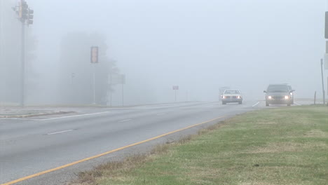 Los-Coches-Viajan-Por-Una-Carretera-En-La-Niebla